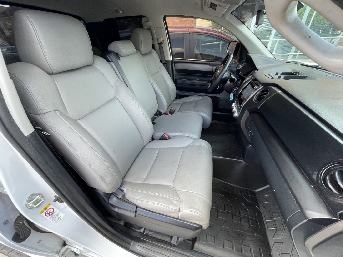 2019 White /Silver Toyota Tundra SR 4.6L V8 Double Cab 2WD (5TFRM5F12KX) with an 4.6L V8 DOHC 32V engine, 6A transmission, located at 1501 West 15th St., Houston, 77008, (713) 869-2925, 29.797941, -95.411789- Photo#13