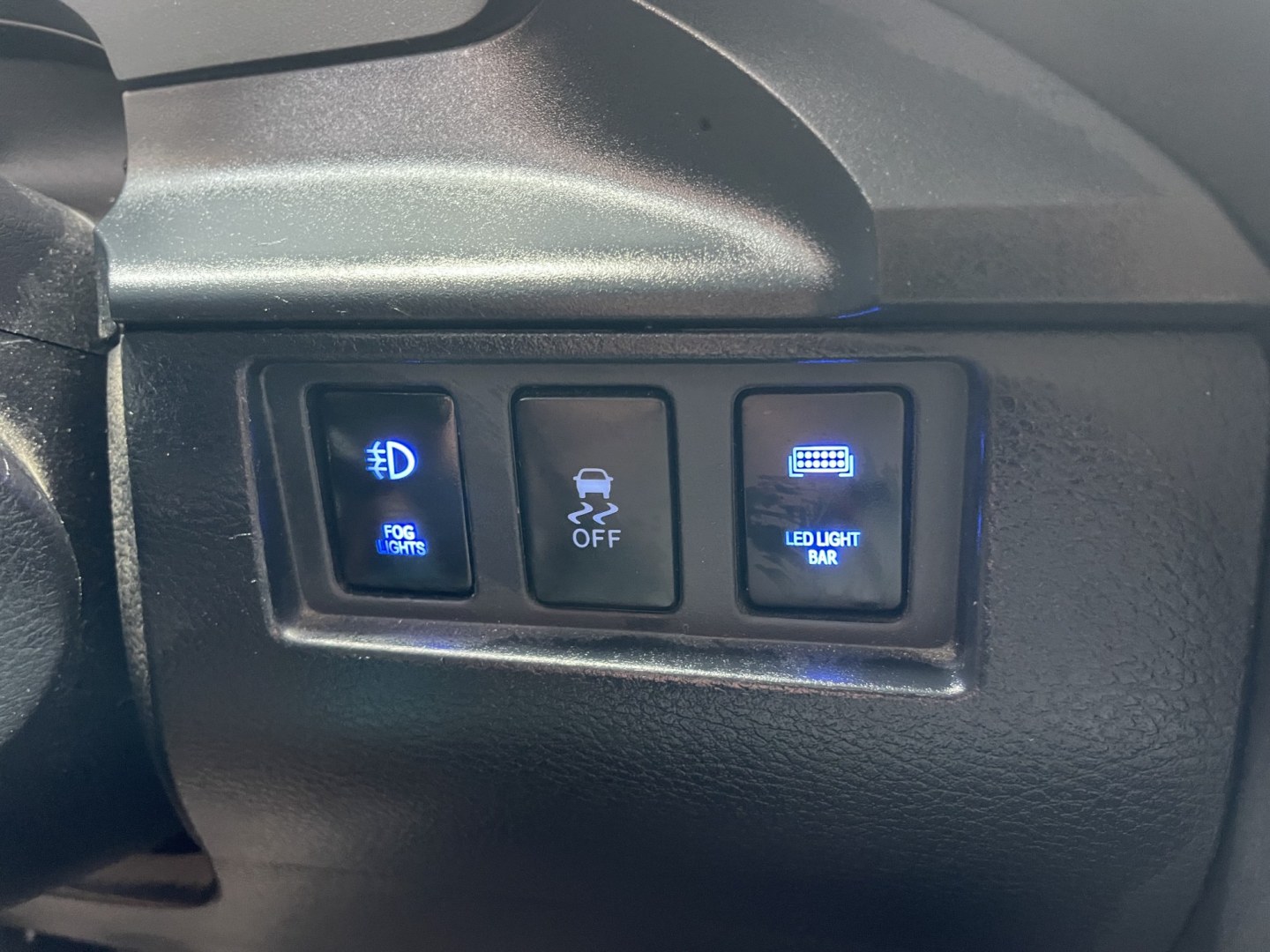 2019 White /Silver Toyota Tundra SR 4.6L V8 Double Cab 2WD (5TFRM5F12KX) with an 4.6L V8 DOHC 32V engine, 6A transmission, located at 1501 West 15th St., Houston, 77008, (713) 869-2925, 29.797941, -95.411789- Photo#19