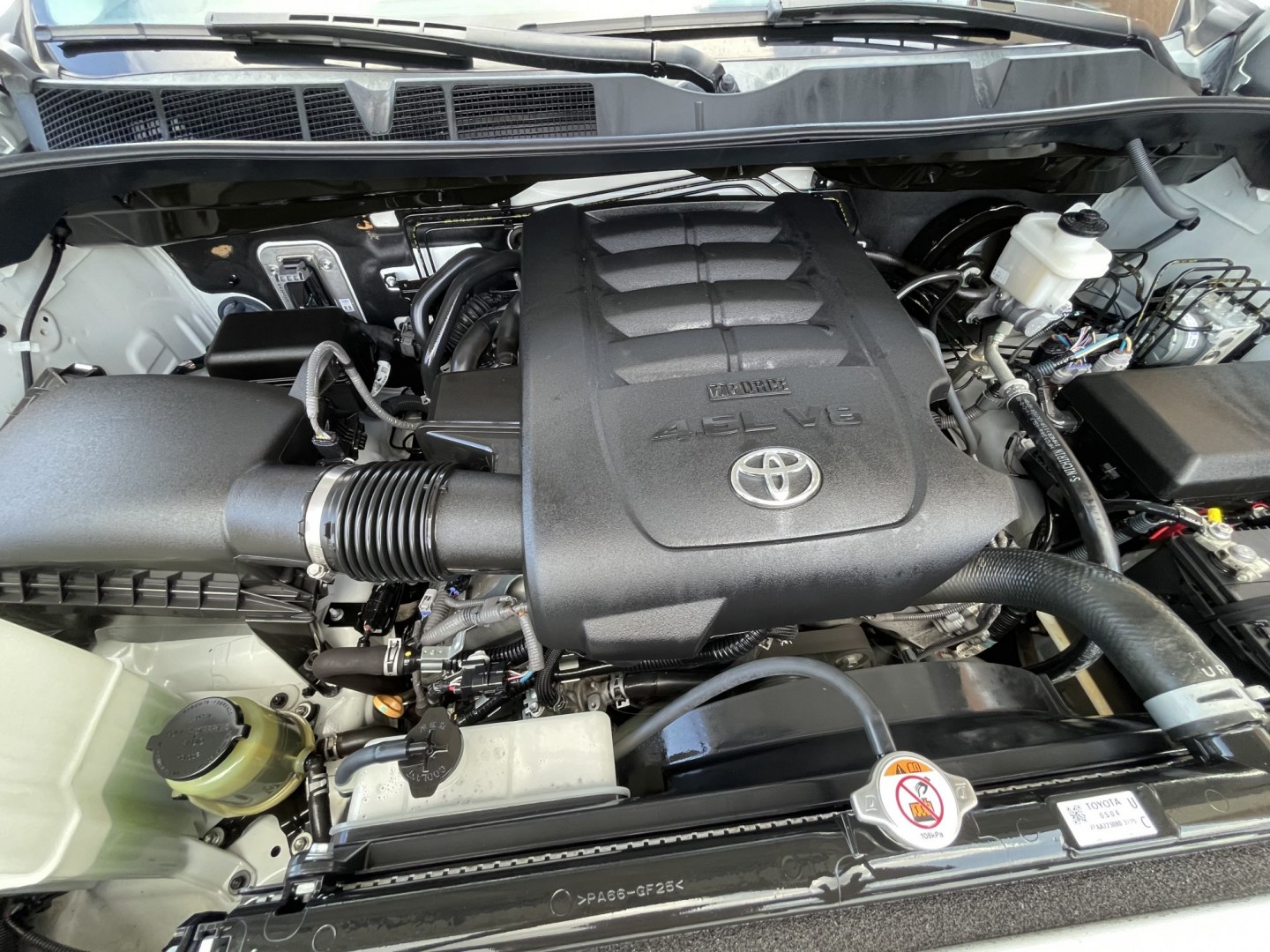 2019 White /Silver Toyota Tundra SR 4.6L V8 Double Cab 2WD (5TFRM5F12KX) with an 4.6L V8 DOHC 32V engine, 6A transmission, located at 1501 West 15th St., Houston, 77008, (713) 869-2925, 29.797941, -95.411789- Photo#20