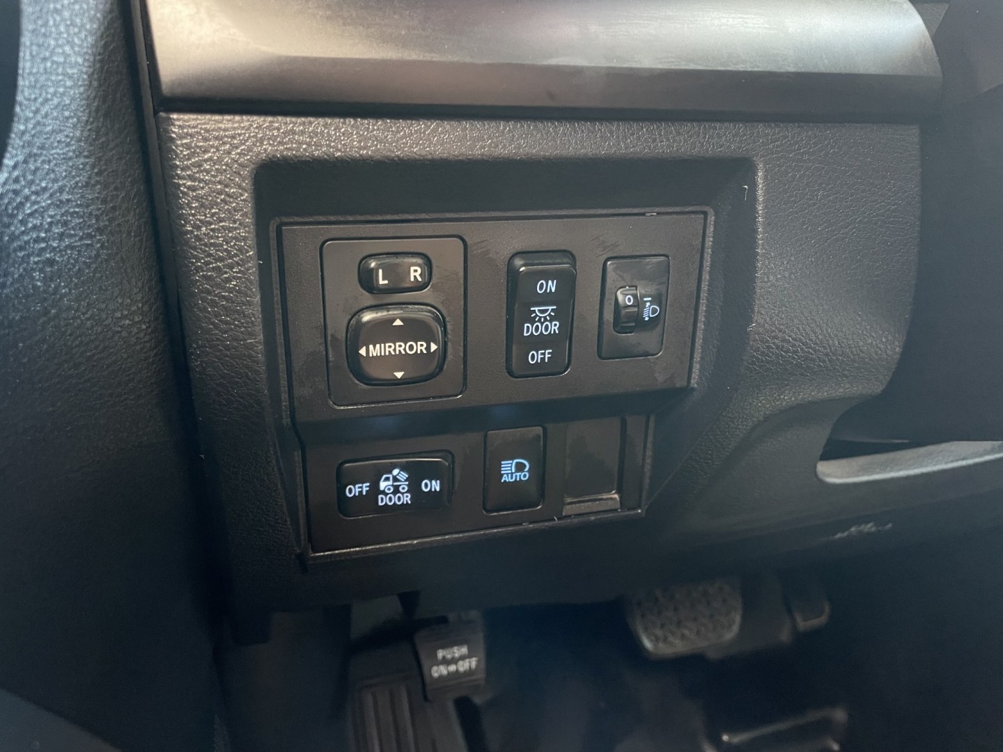 2019 White /Silver Toyota Tundra SR 4.6L V8 Double Cab 2WD (5TFRM5F12KX) with an 4.6L V8 DOHC 32V engine, 6A transmission, located at 1501 West 15th St., Houston, 77008, (713) 869-2925, 29.797941, -95.411789- Photo#22