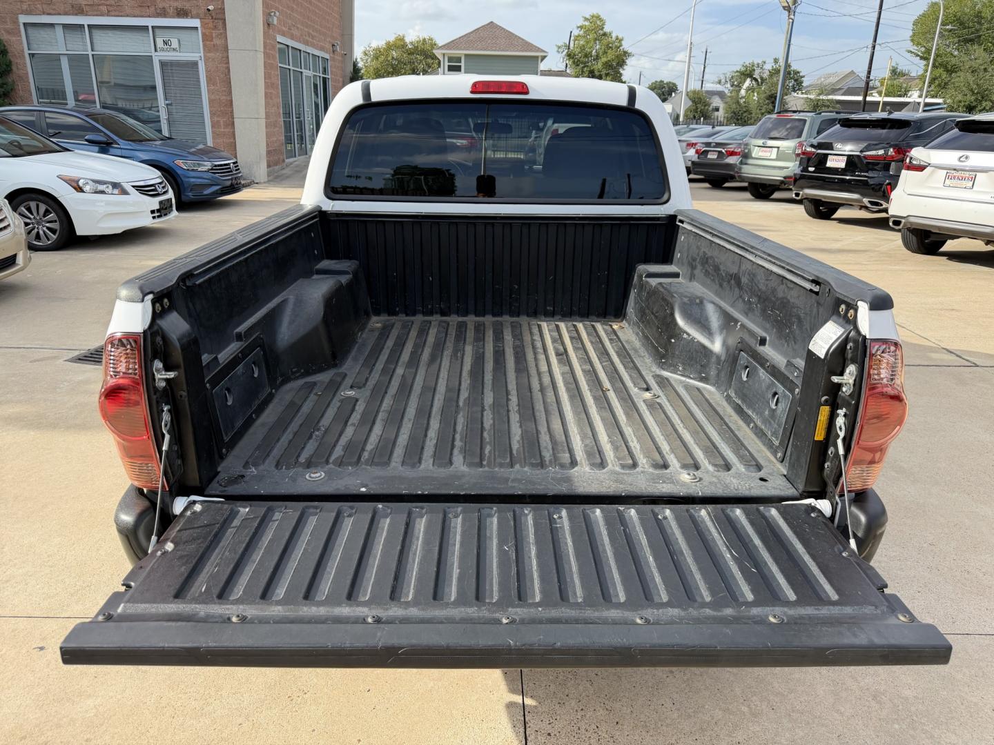 2014 White /Silver Toyota Tacoma Double Cab I4 4AT 2WD (5TFJX4CN2EX) with an 2.7L L4 DOHC 16V engine, 4A transmission, located at 1501 West 15th St., Houston, 77008, (713) 869-2925, 29.797941, -95.411789- Photo#4