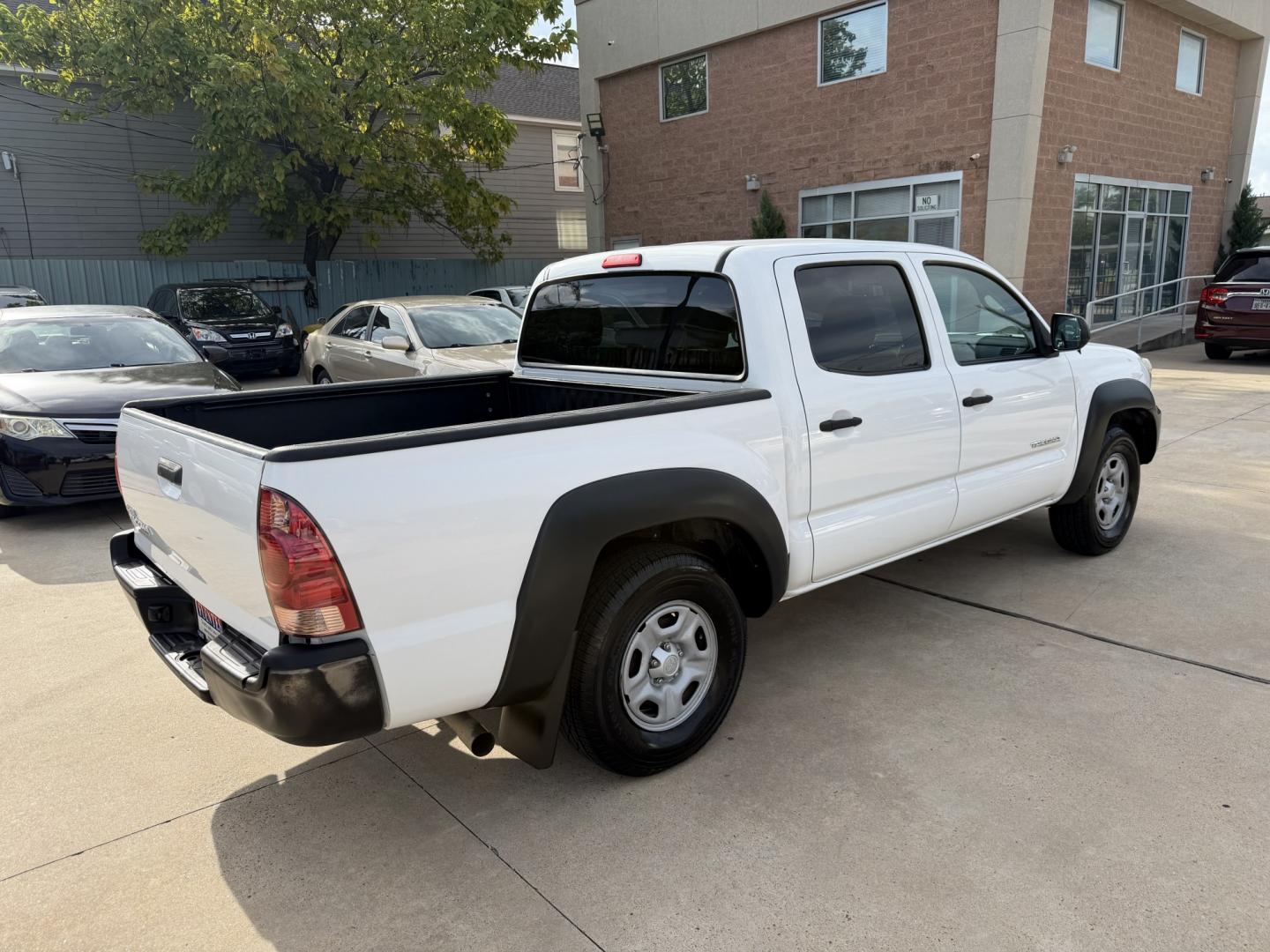 2014 White /Silver Toyota Tacoma Double Cab I4 4AT 2WD (5TFJX4CN2EX) with an 2.7L L4 DOHC 16V engine, 4A transmission, located at 1501 West 15th St., Houston, 77008, (713) 869-2925, 29.797941, -95.411789- Photo#3