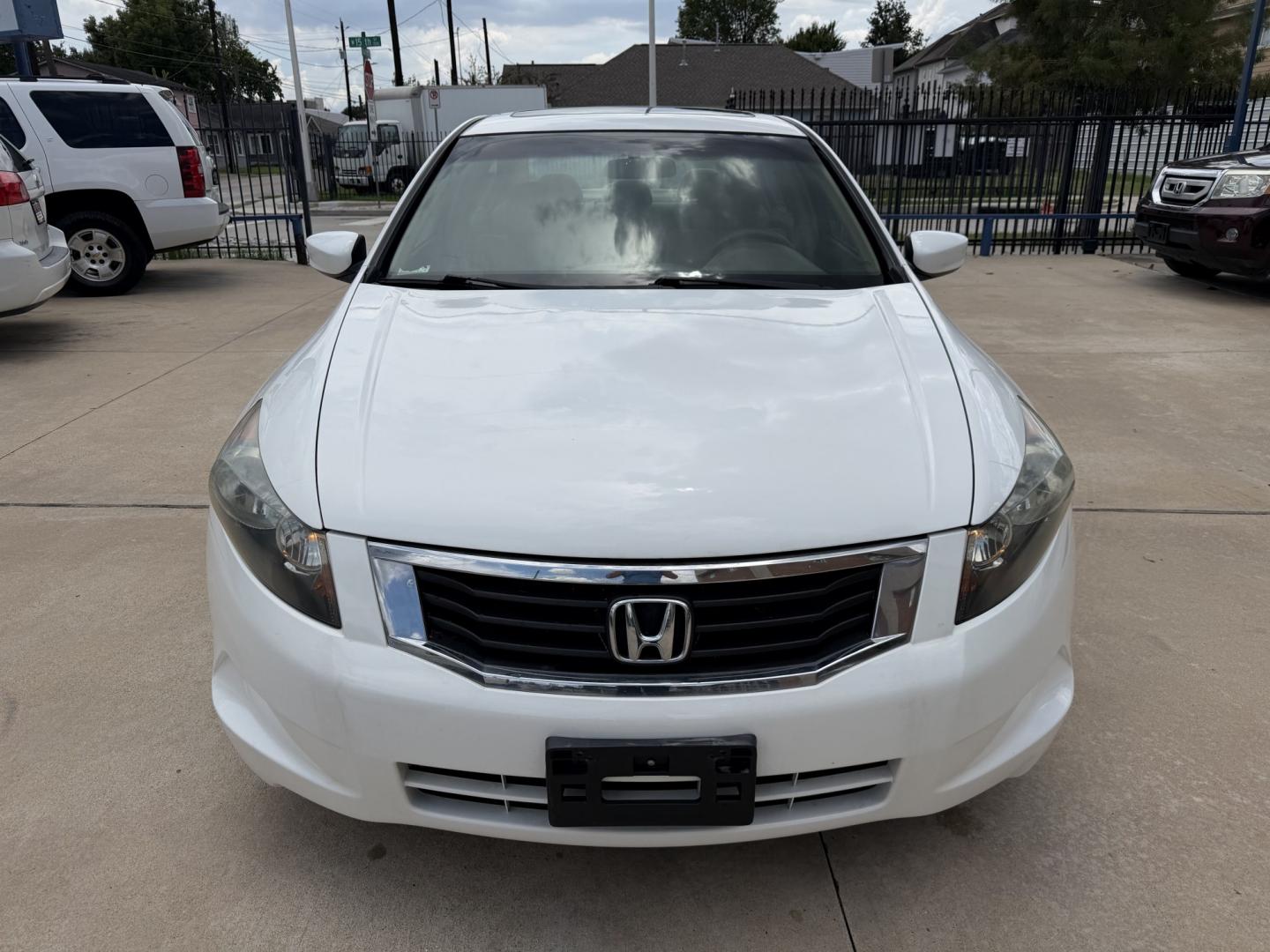 2008 White /Beige Honda Accord EX Sedan AT (1HGCP26798A) with an 2.4L L4 DOHC 16V engine, 5A OD transmission, located at 1501 West 15th St., Houston, 77008, (713) 869-2925, 29.797941, -95.411789- Photo#1