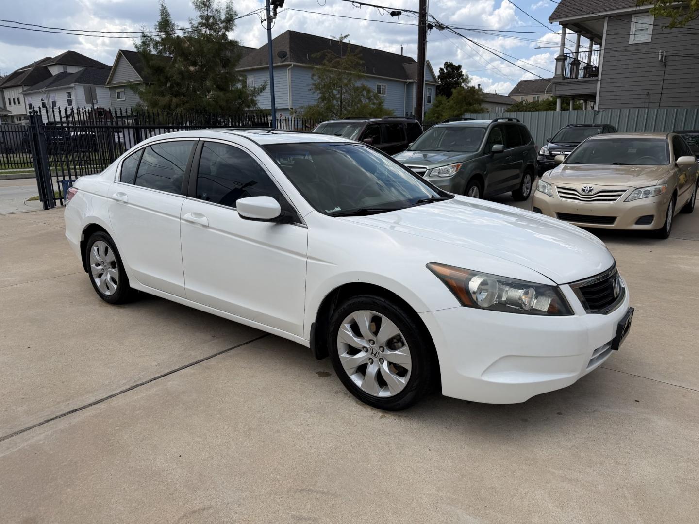 2008 White /Beige Honda Accord EX Sedan AT (1HGCP26798A) with an 2.4L L4 DOHC 16V engine, 5A OD transmission, located at 1501 West 15th St., Houston, 77008, (713) 869-2925, 29.797941, -95.411789- Photo#2