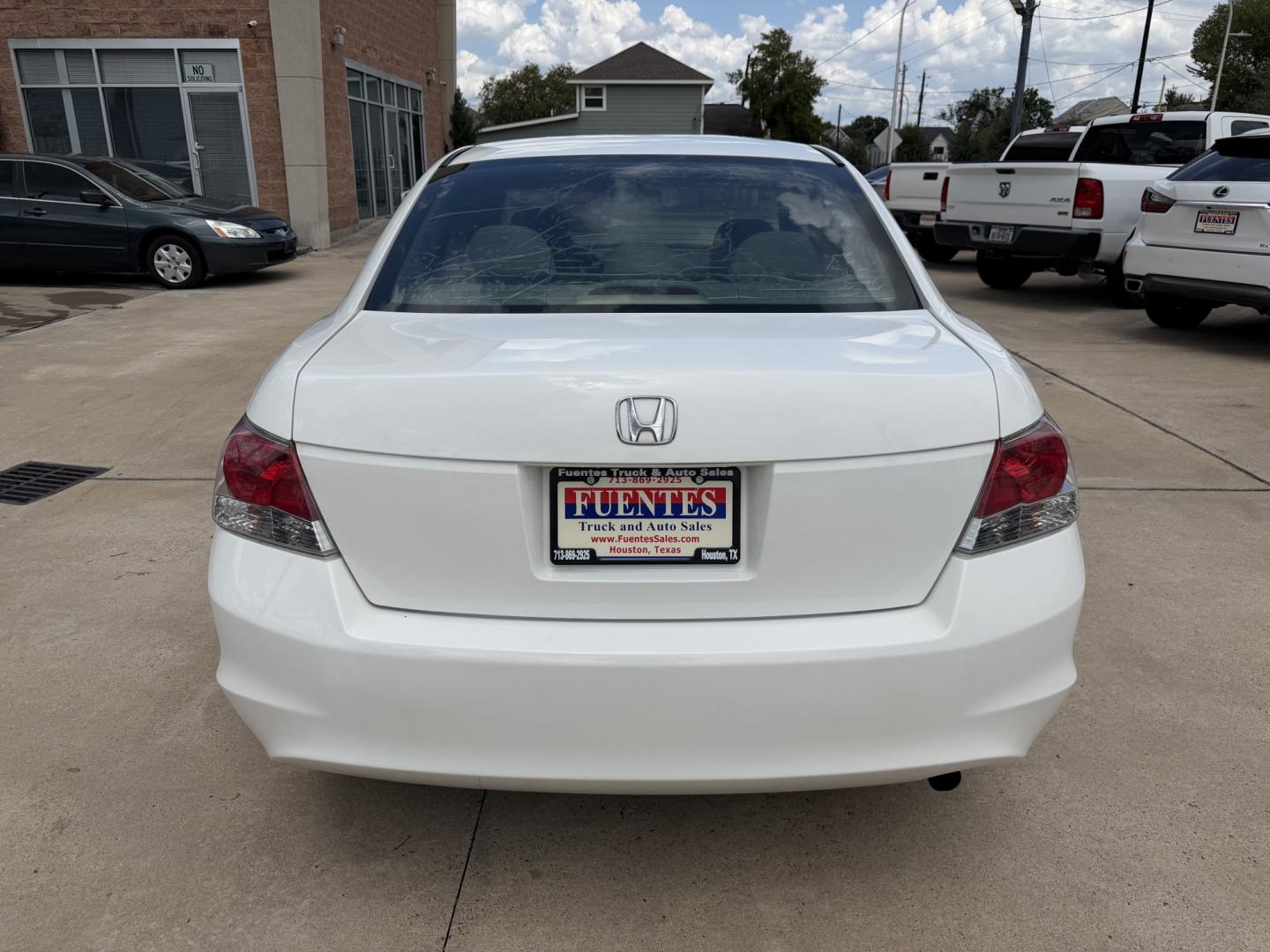 2008 White /Beige Honda Accord EX Sedan AT (1HGCP26798A) with an 2.4L L4 DOHC 16V engine, 5A OD transmission, located at 1501 West 15th St., Houston, 77008, (713) 869-2925, 29.797941, -95.411789- Photo#4