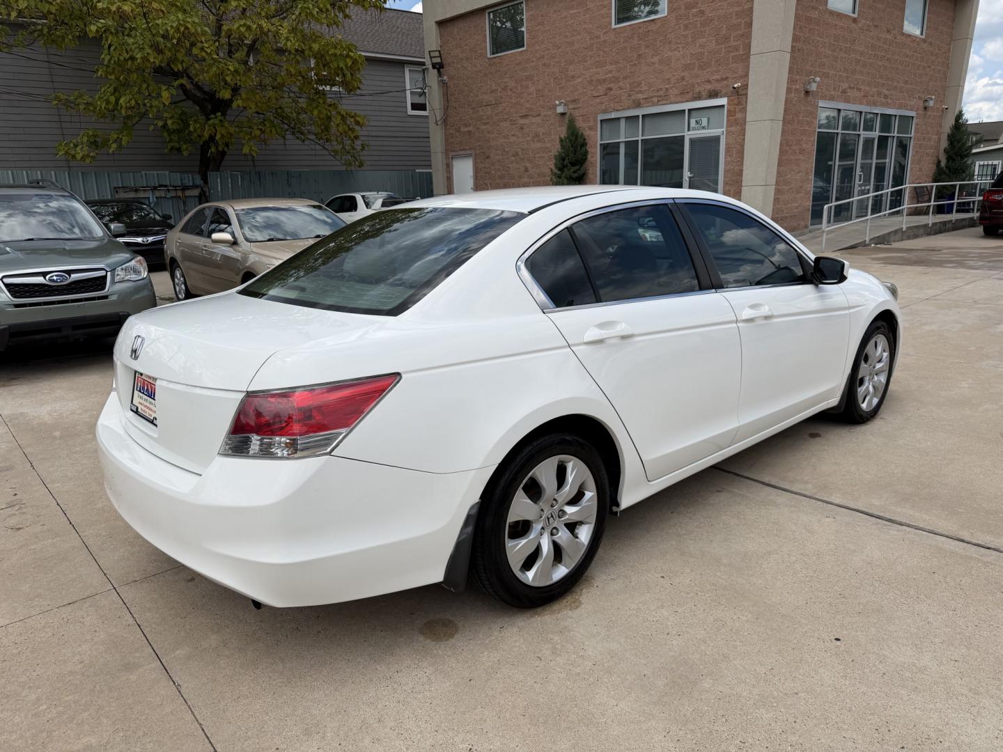 2008 White /Beige Honda Accord EX Sedan AT (1HGCP26798A) with an 2.4L L4 DOHC 16V engine, 5A OD transmission, located at 1501 West 15th St., Houston, 77008, (713) 869-2925, 29.797941, -95.411789- Photo#5