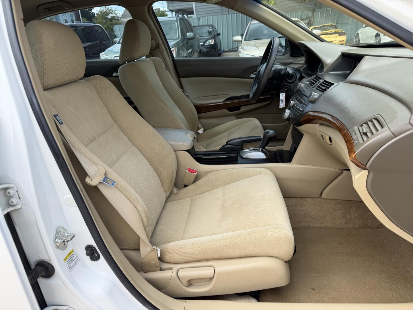 2008 White /Beige Honda Accord EX Sedan AT (1HGCP26798A) with an 2.4L L4 DOHC 16V engine, 5A OD transmission, located at 1501 West 15th St., Houston, 77008, (713) 869-2925, 29.797941, -95.411789- Photo#8