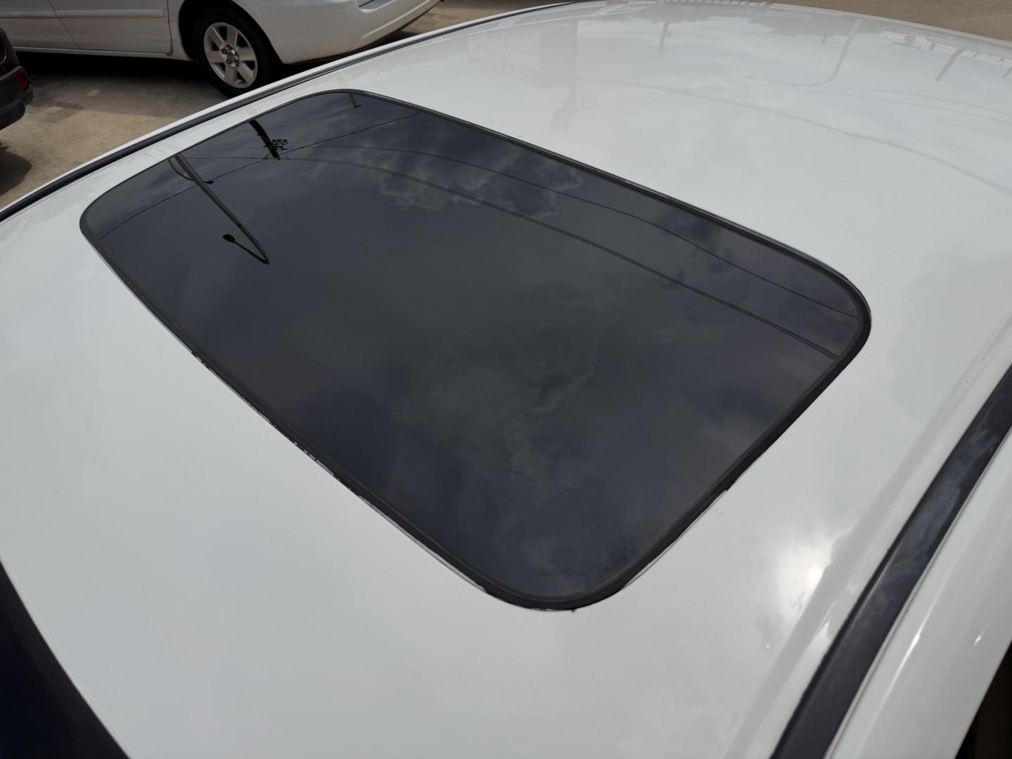 2008 White /Beige Honda Accord EX Sedan AT (1HGCP26798A) with an 2.4L L4 DOHC 16V engine, 5A OD transmission, located at 1501 West 15th St., Houston, 77008, (713) 869-2925, 29.797941, -95.411789- Photo#9