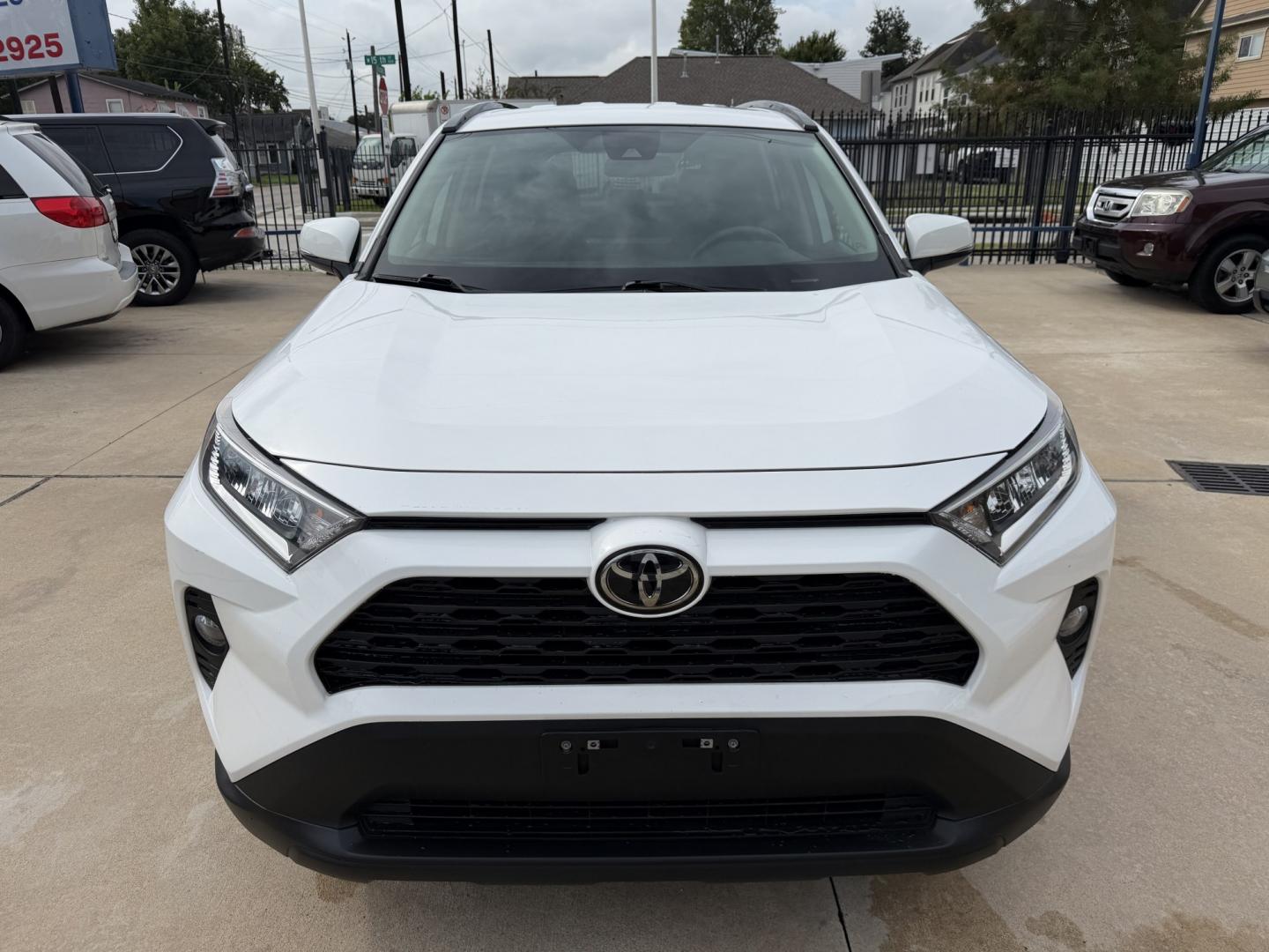 2021 White /Gray Toyota RAV4 XLE AWD (2T3P1RFVXMC) with an 2.5L L4 DOHC 16V engine, 8A transmission, located at 1501 West 15th St., Houston, 77008, (713) 869-2925, 29.797941, -95.411789- Photo#1