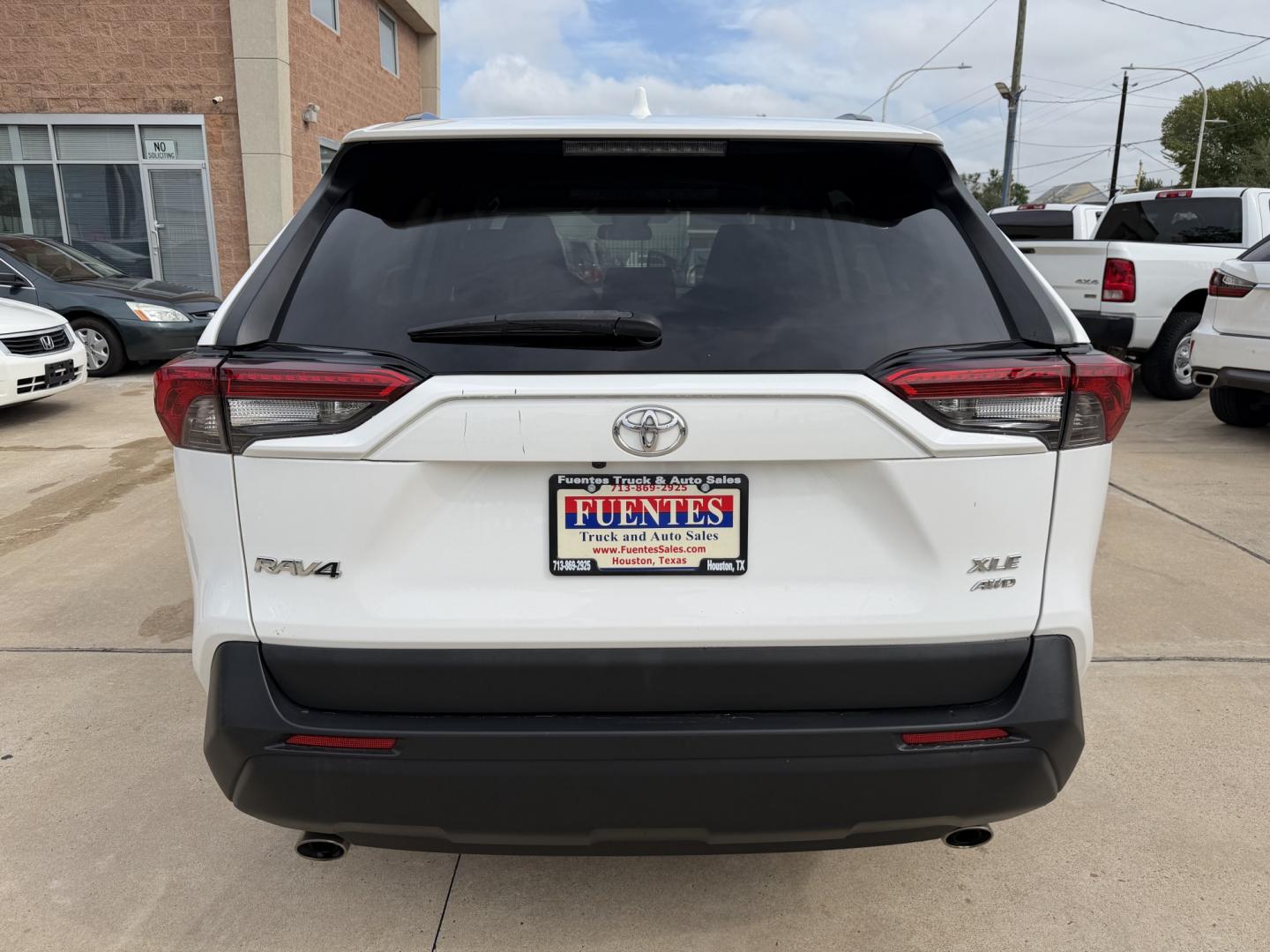 2021 White /Gray Toyota RAV4 XLE AWD (2T3P1RFVXMC) with an 2.5L L4 DOHC 16V engine, 8A transmission, located at 1501 West 15th St., Houston, 77008, (713) 869-2925, 29.797941, -95.411789- Photo#4