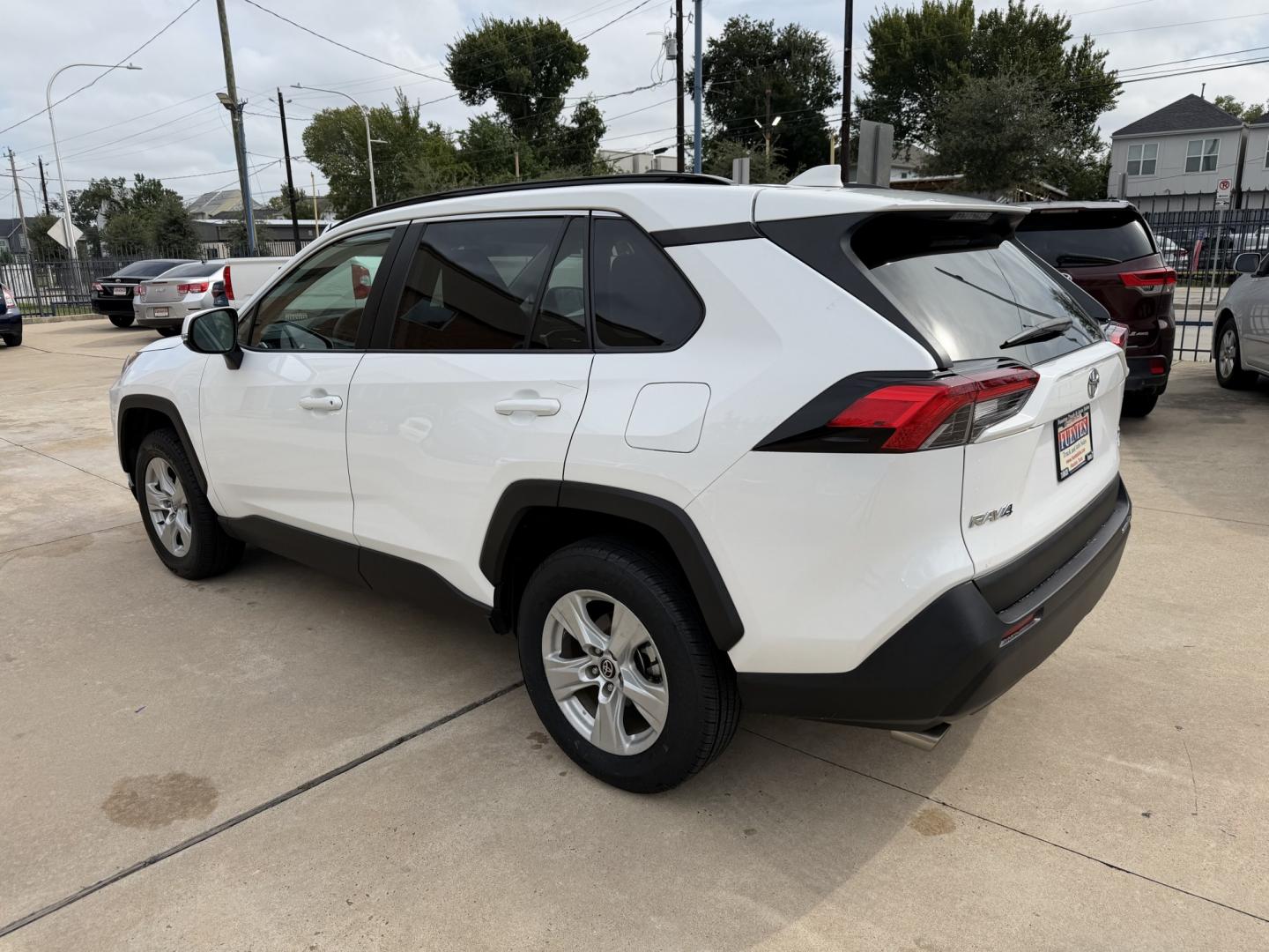 2021 White /Gray Toyota RAV4 XLE AWD (2T3P1RFVXMC) with an 2.5L L4 DOHC 16V engine, 8A transmission, located at 1501 West 15th St., Houston, 77008, (713) 869-2925, 29.797941, -95.411789- Photo#7