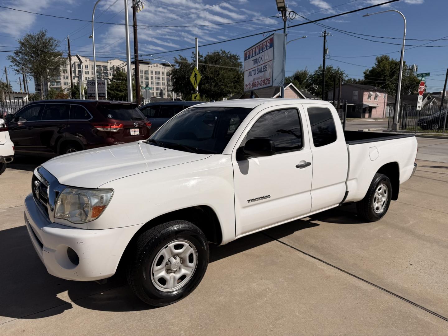 2007 White /Silver Toyota Tacoma Access Cab 2WD (5TETX22N67Z) with an 2.7L L4 DOHC 16V engine, 5M OD transmission, located at 1501 West 15th St., Houston, 77008, (713) 869-2925, 29.797941, -95.411789- Photo#0
