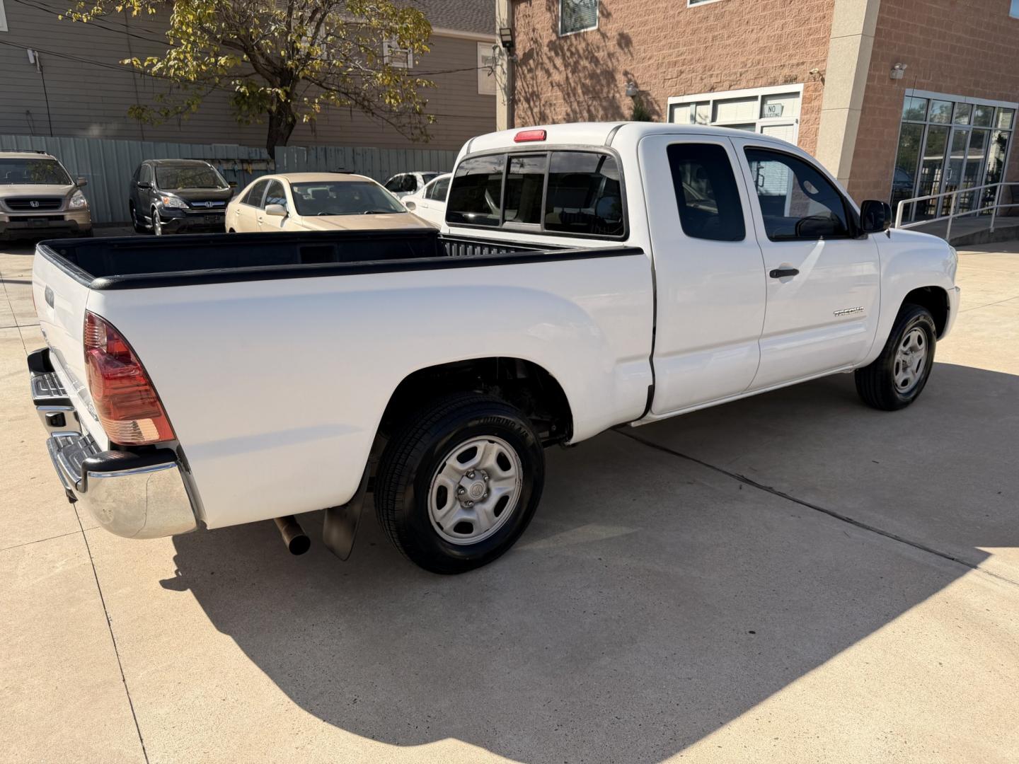 2007 White /Silver Toyota Tacoma Access Cab 2WD (5TETX22N67Z) with an 2.7L L4 DOHC 16V engine, 5M OD transmission, located at 1501 West 15th St., Houston, 77008, (713) 869-2925, 29.797941, -95.411789- Photo#2