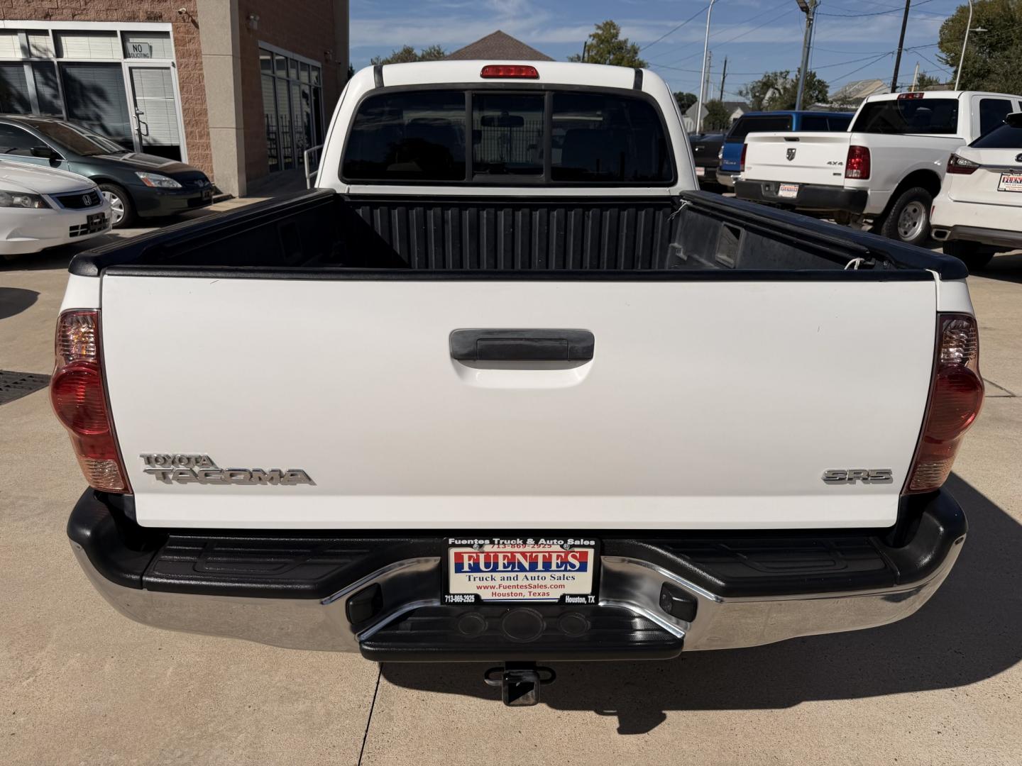 2007 White /Silver Toyota Tacoma Access Cab 2WD (5TETX22N67Z) with an 2.7L L4 DOHC 16V engine, 5M OD transmission, located at 1501 West 15th St., Houston, 77008, (713) 869-2925, 29.797941, -95.411789- Photo#4