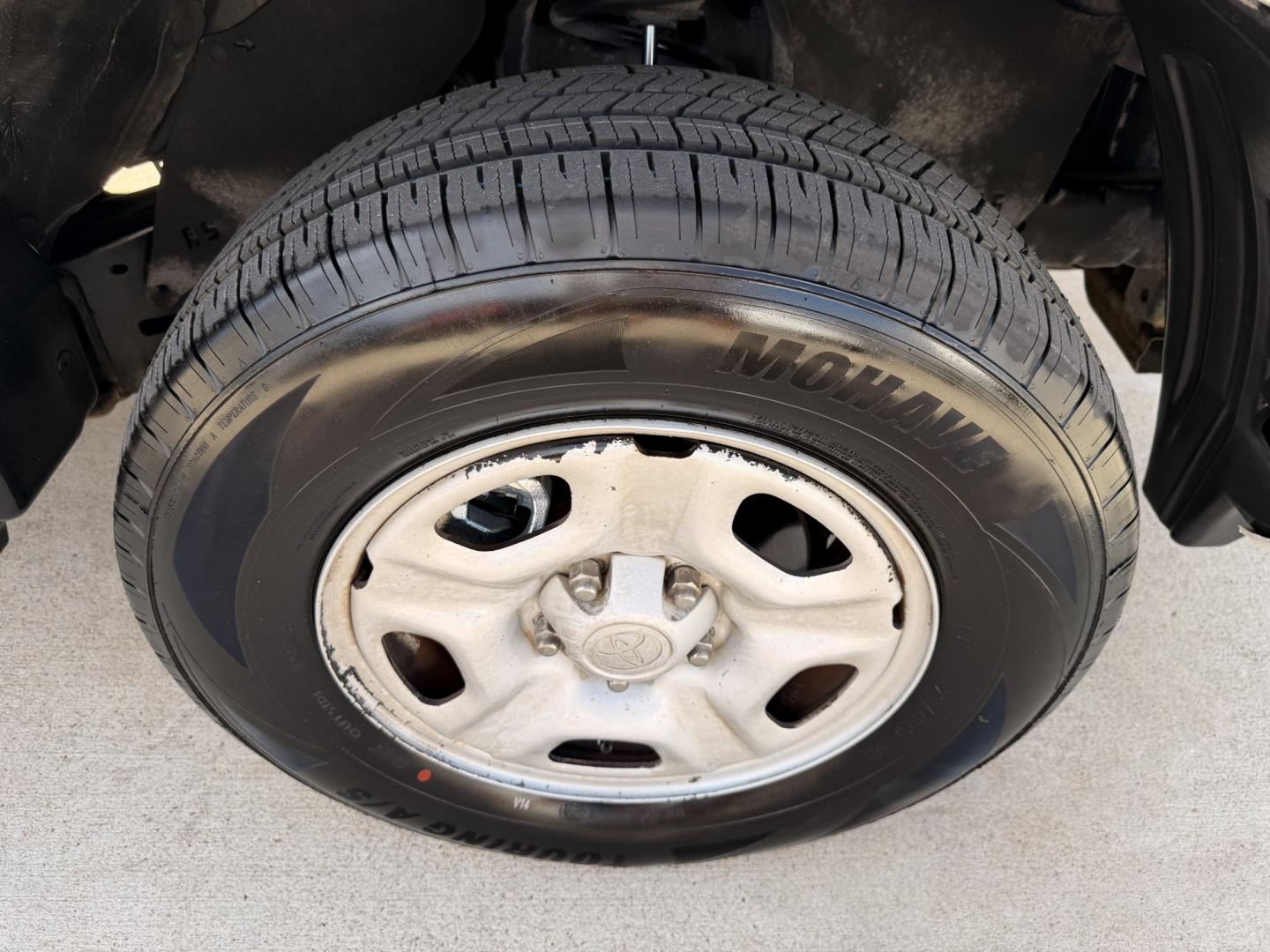 2007 White /Silver Toyota Tacoma Access Cab 2WD (5TETX22N67Z) with an 2.7L L4 DOHC 16V engine, 5M OD transmission, located at 1501 West 15th St., Houston, 77008, (713) 869-2925, 29.797941, -95.411789- Photo#5