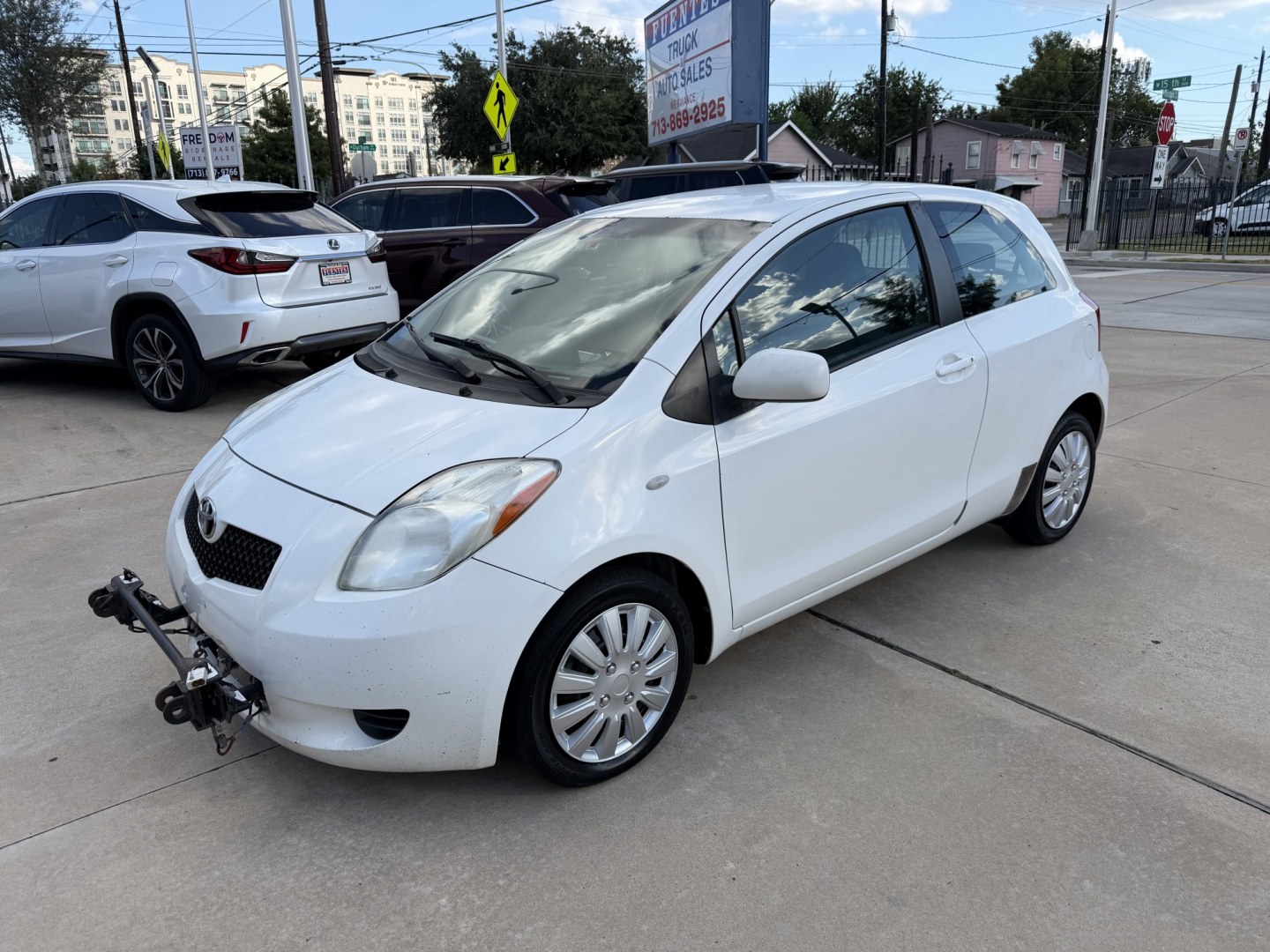 2008 White /Black Toyota Yaris Liftback (JTDJT923185) with an 1.5L L4 DOHC 16V engine, 5 Speed manual transmission, located at 1501 West 15th St., Houston, 77008, (713) 869-2925, 29.797941, -95.411789- Photo#0