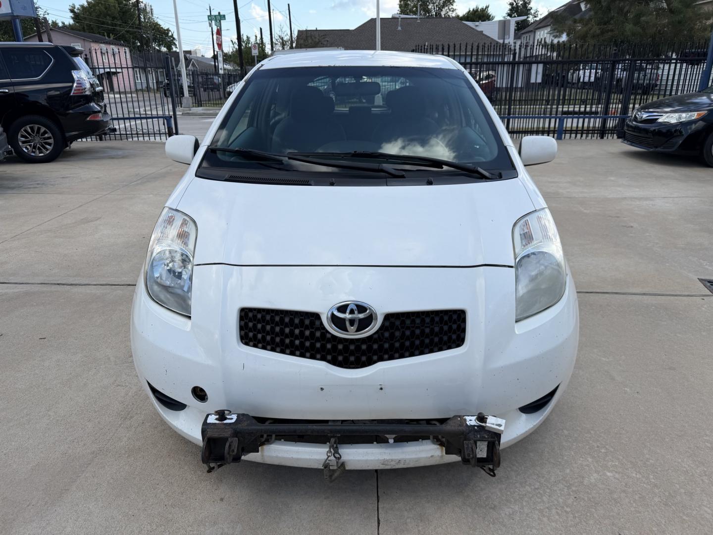 2008 White /Black Toyota Yaris Liftback (JTDJT923185) with an 1.5L L4 DOHC 16V engine, 5 Speed manual transmission, located at 1501 West 15th St., Houston, 77008, (713) 869-2925, 29.797941, -95.411789- Photo#2