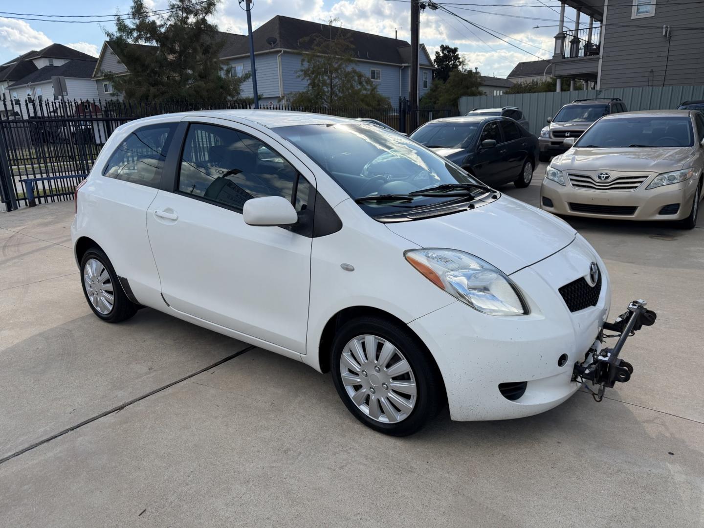 2008 White /Black Toyota Yaris Liftback (JTDJT923185) with an 1.5L L4 DOHC 16V engine, 5 Speed manual transmission, located at 1501 West 15th St., Houston, 77008, (713) 869-2925, 29.797941, -95.411789- Photo#3