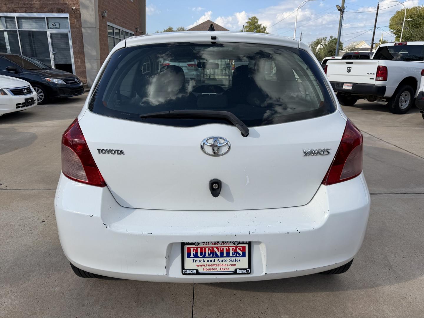 2008 White /Black Toyota Yaris Liftback (JTDJT923185) with an 1.5L L4 DOHC 16V engine, 5 Speed manual transmission, located at 1501 West 15th St., Houston, 77008, (713) 869-2925, 29.797941, -95.411789- Photo#4