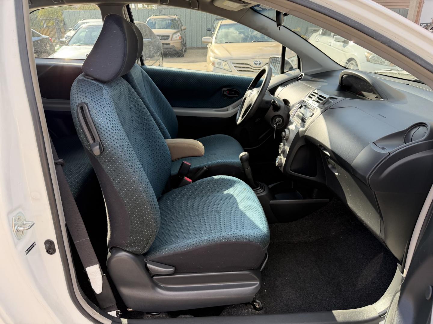 2008 White /Black Toyota Yaris Liftback (JTDJT923185) with an 1.5L L4 DOHC 16V engine, 5 Speed manual transmission, located at 1501 West 15th St., Houston, 77008, (713) 869-2925, 29.797941, -95.411789- Photo#6