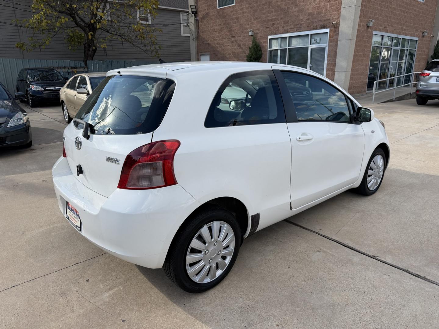 2008 White /Black Toyota Yaris Liftback (JTDJT923185) with an 1.5L L4 DOHC 16V engine, 5 Speed manual transmission, located at 1501 West 15th St., Houston, 77008, (713) 869-2925, 29.797941, -95.411789- Photo#7