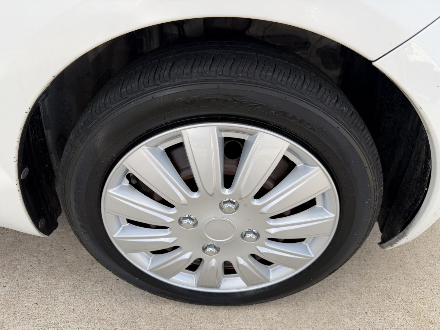 2008 White /Black Toyota Yaris Liftback (JTDJT923185) with an 1.5L L4 DOHC 16V engine, 5 Speed manual transmission, located at 1501 West 15th St., Houston, 77008, (713) 869-2925, 29.797941, -95.411789- Photo#11